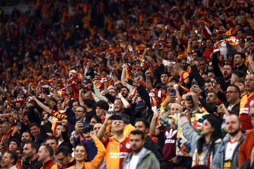 epa12473138 Supporters of Galatasaray react during the UEFA Champions League league phase match between Galatasaray SK and FK Bodo/Glimt in Istanbul, Turkey, 22 October 2025. EPA/TOLGA BOZOGLU
