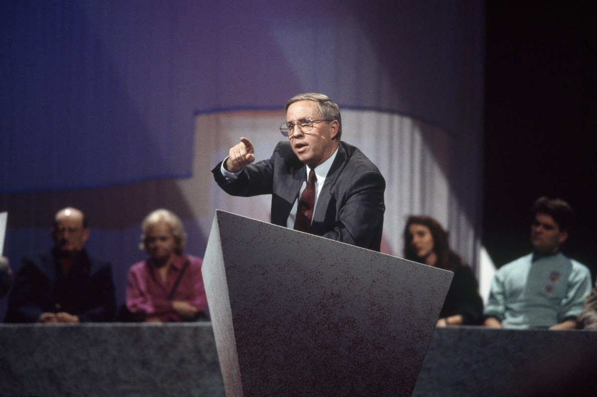 Der Zuercher SVP Nationalrat und EU-Gegner Christoph Blocher am 19. November 1992 in Zuerich anlaesslich einer Veranstaltung im Fernsehen kaempft gegen den EWR Beitritt. Die Abstimmung ueber den Beitr ...