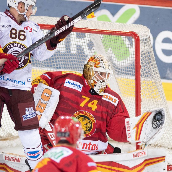 Langnaus Ivars Punnenovs und Yannick Blaser im Duell mit Genfs Joel Vermin im Eishockey Meisterschaftsspiel der National League zwischen den SCL Tigers und Genf Servette HC, am Samstag 11. September 2 ...