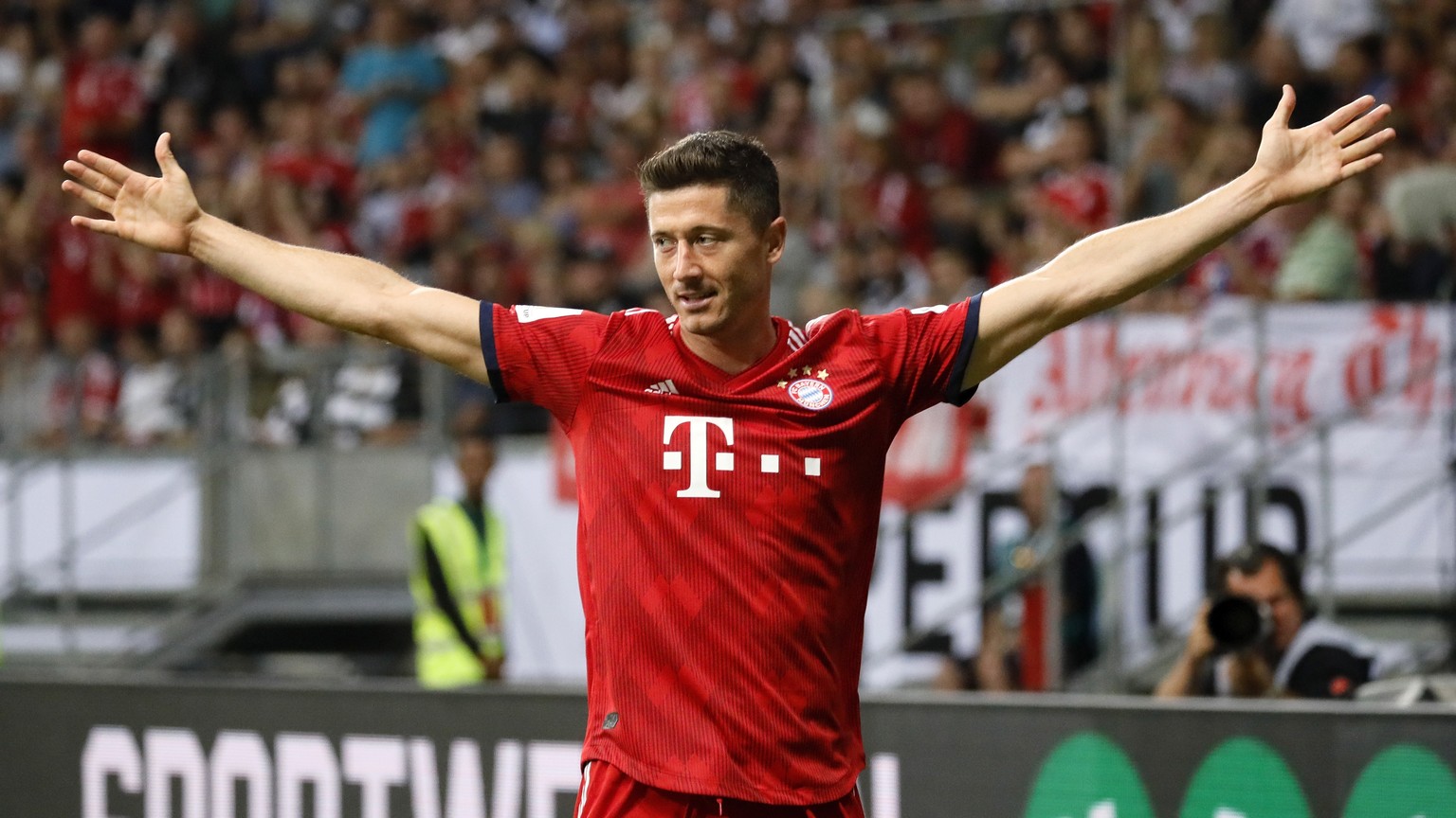 epa06946754 Bayern&#039;s Robert Lewandowski celebrate after scoring the 3-0 lead, during the German Supercup soccer match between Eintracht Frankfurt and Bayern Munich in Frankfurt, Germany, 12 Augus ...