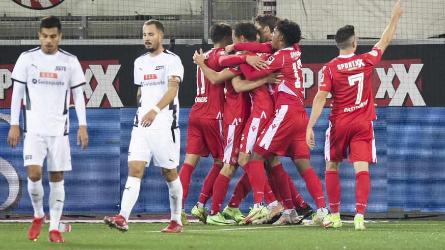 Thuns Spieler jubeln nach dem Tor zum 3-1, im Schweizer Fussball Cup 1/8 Final Spiel zwischen FC Thun und Genf Servette FC, am Mittwoch, 27. Oktober 2021, in der Stockhorn Arena in Thun. (KEYSTONE/Pet ...