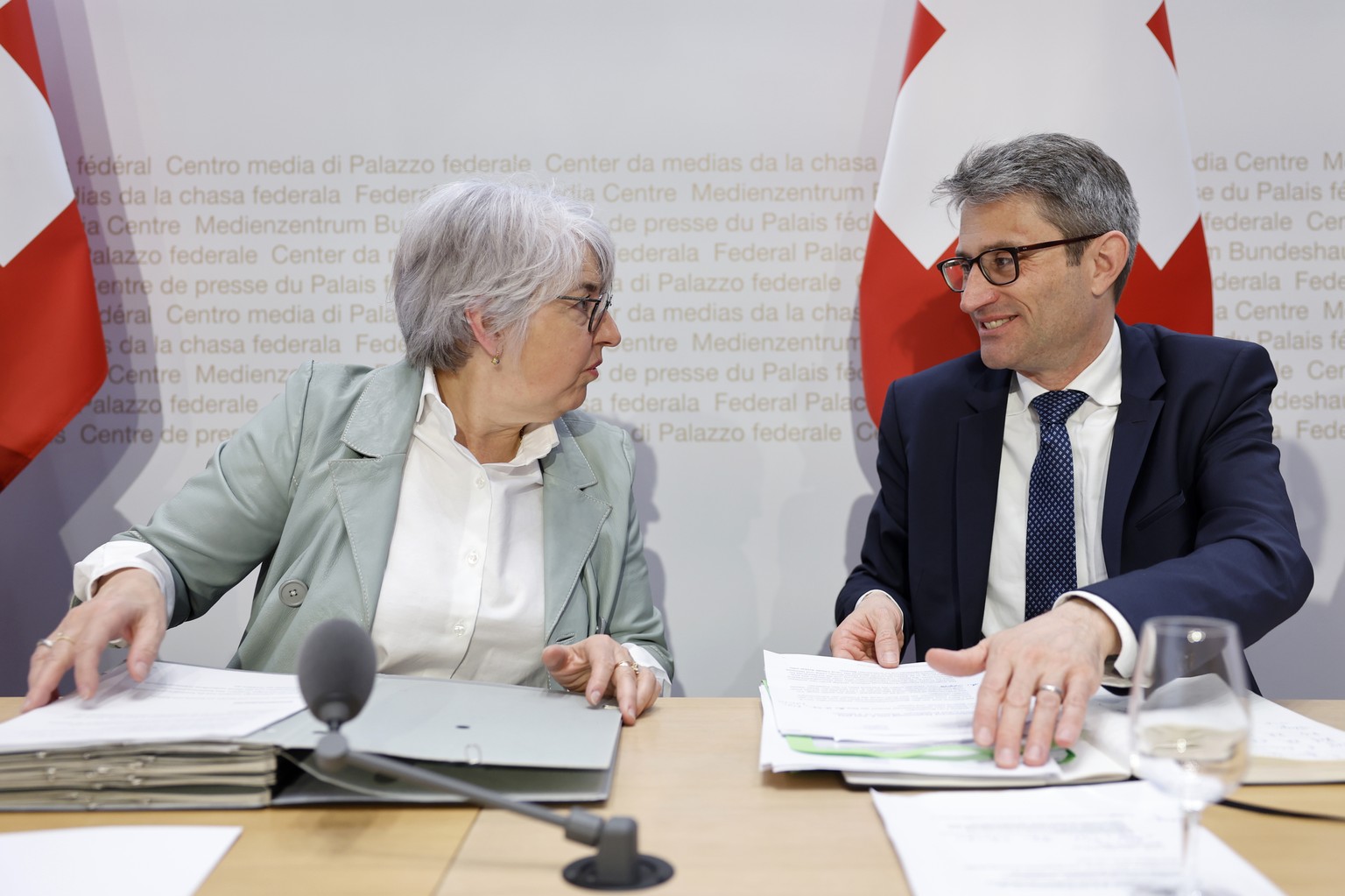 Bundesraetin Elisabeth Baume-Schneider diskutiert mit Lukas Engelberger, Regierungsvizepraesident Kanton Basel-Stadt, am Ende einer Medenkonferenz zu den eidgenoessischen Abstimmungen am 9. Juni 2024, ...