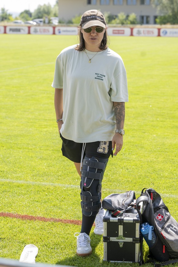 Die verletzte Spielerin Ramona Bachmann von der Schweizer Frauen Fussball Nationalmannschaft bei einem Besuch, anlaesslich eines Trainings der Schweizer Frauen Fussball Nationalmannschaft vor dem Star ...