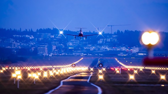 KEYPIX - Ein Flugzeug landet in der Abenddaemmerung am Flughafen Zuerich Kloten auf der Piste 14, aufgenommen am Dienstag, 14. Januar 2025 in Oberglatt. (KEYSTONE/Michael Buholzer)
