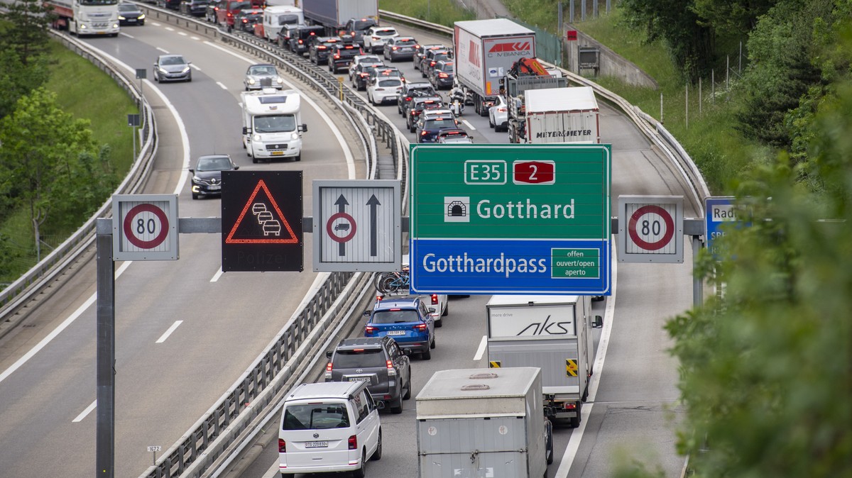 Der Ferienreiseverkehr staut sich auf der Autobahn A2 zwischen Goeschenen und Amsteg auf mehreren Kilometern Laenge, am Freitag, 3. Juni 2022, in Wassen. KEYSTONE/Urs Flueeler)