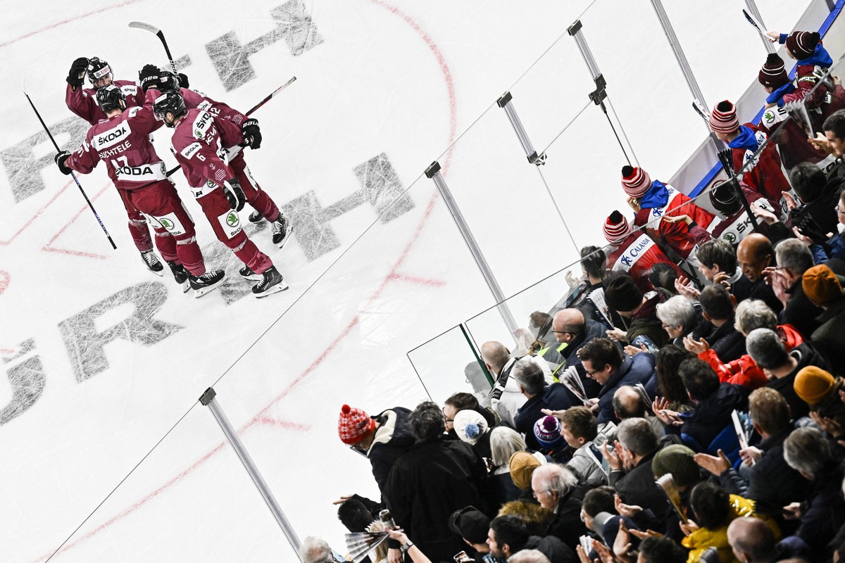 epa10382752 Sparta Prag celebrates after Jan Buchtele scored the 3-3 during the match between Czech Republic's HC Sparta Praha and Sweden's Oerebro HK at the 94th Spengler Cup ice hockey tou ...