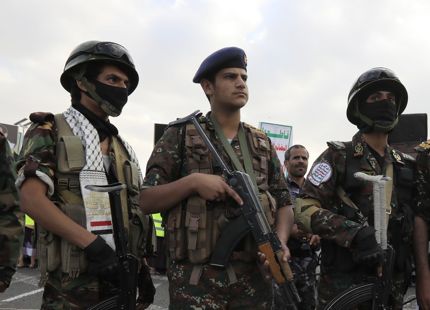 epa11031452 Houthi troopers take part in a protest in solidarity with the Palestinian people amid the ongoing conflict between Israel and Hamas, in Sana&#039;a, Yemen, 15 December 2023. Thousands of p ...