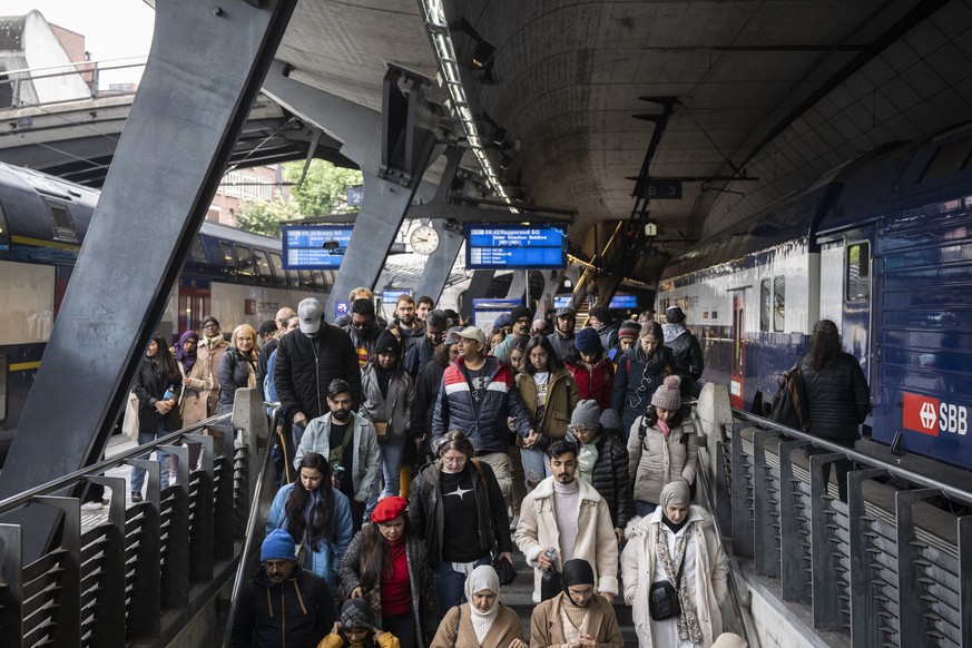 Menschen bewegen sich auf dem Bahnhof, aufgenommen anlaesslich einer Medienkonferenz zum Ausbau des Bahnhofes Stadelhofen im Rahmen des &quot;Ausbauschrittes STEP 2035&quot;, am Donnerstag, 20. April  ...