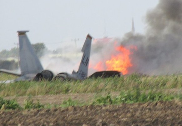 Der Kampfjet fing nach dem Aufprall Feuer.&nbsp;