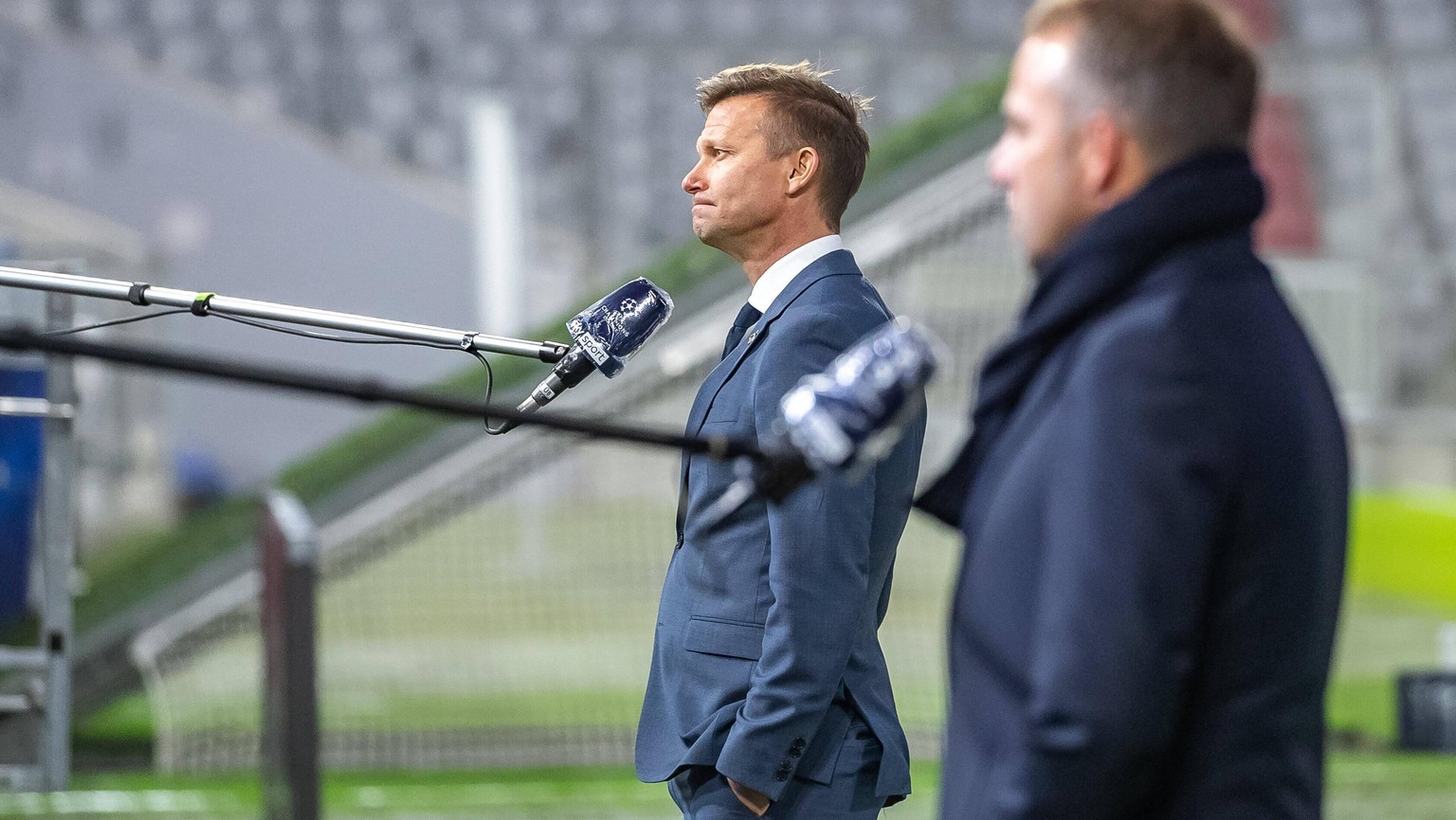 25.11.2020, Allianz Arena, Muenchen, GER, UEFA CL, FC Bayern Muenchen vs FC Red Bull Salzburg, Gruppe A, im Bild v.l. Trainer Jesse Marsch Salzburg, Trainer Hans Dieter Flick FC Bayern bei Interviues  ...