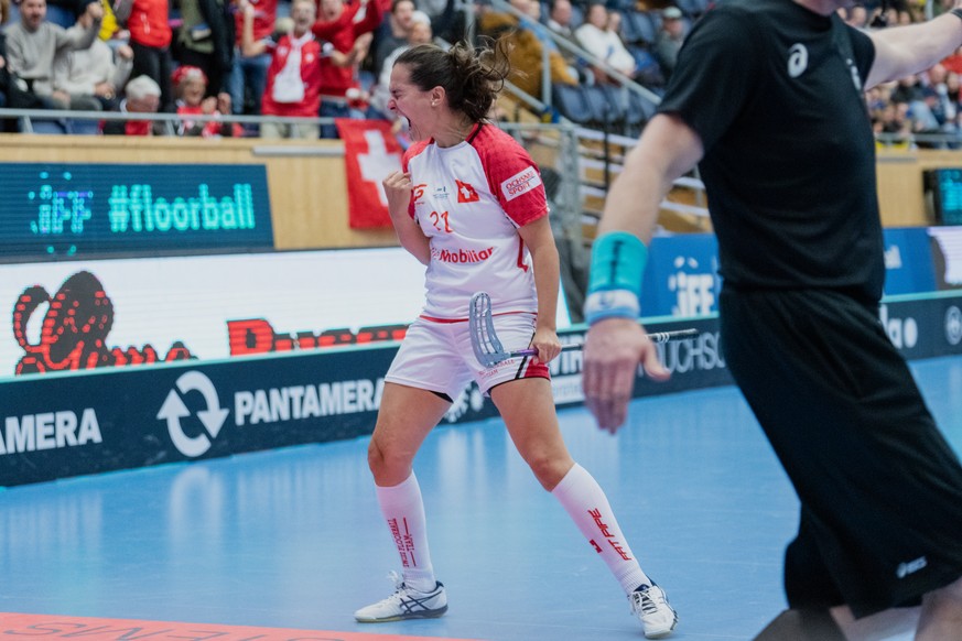 Corin Ruettimann (Schweiz) bejubelt das 0:1, waehrend dem Spiel um Platz 3 Tschechien gegen Schweiz, an der Unihockey Weltmeisterschaft der Frauen 2021, Sonntag, 5. Dezember 2021, IFU Arena, Uppsala,  ...