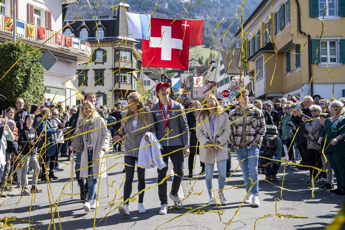 Die Familie Odermatt mit Marco Odermatt, mitte, beim Empfang und Saisonabschlussfeier des Schweizer Skirennfahrer Marco Odermatt in Buochs im Kanton Nidwalden am Sonntag, 10. April 2022. (KEYSTONE/Urs ...