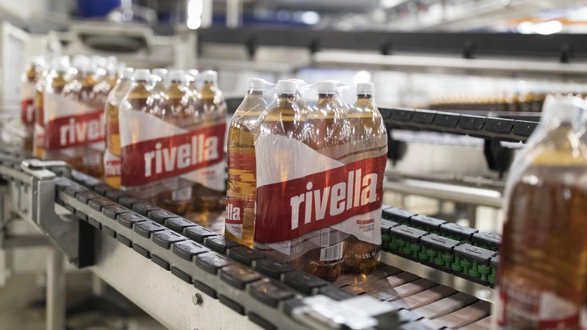 Bouteilles de Rivella rouge en PET photographiées à l'usine de Rothrist en Argovie, le 1er juin 2017.