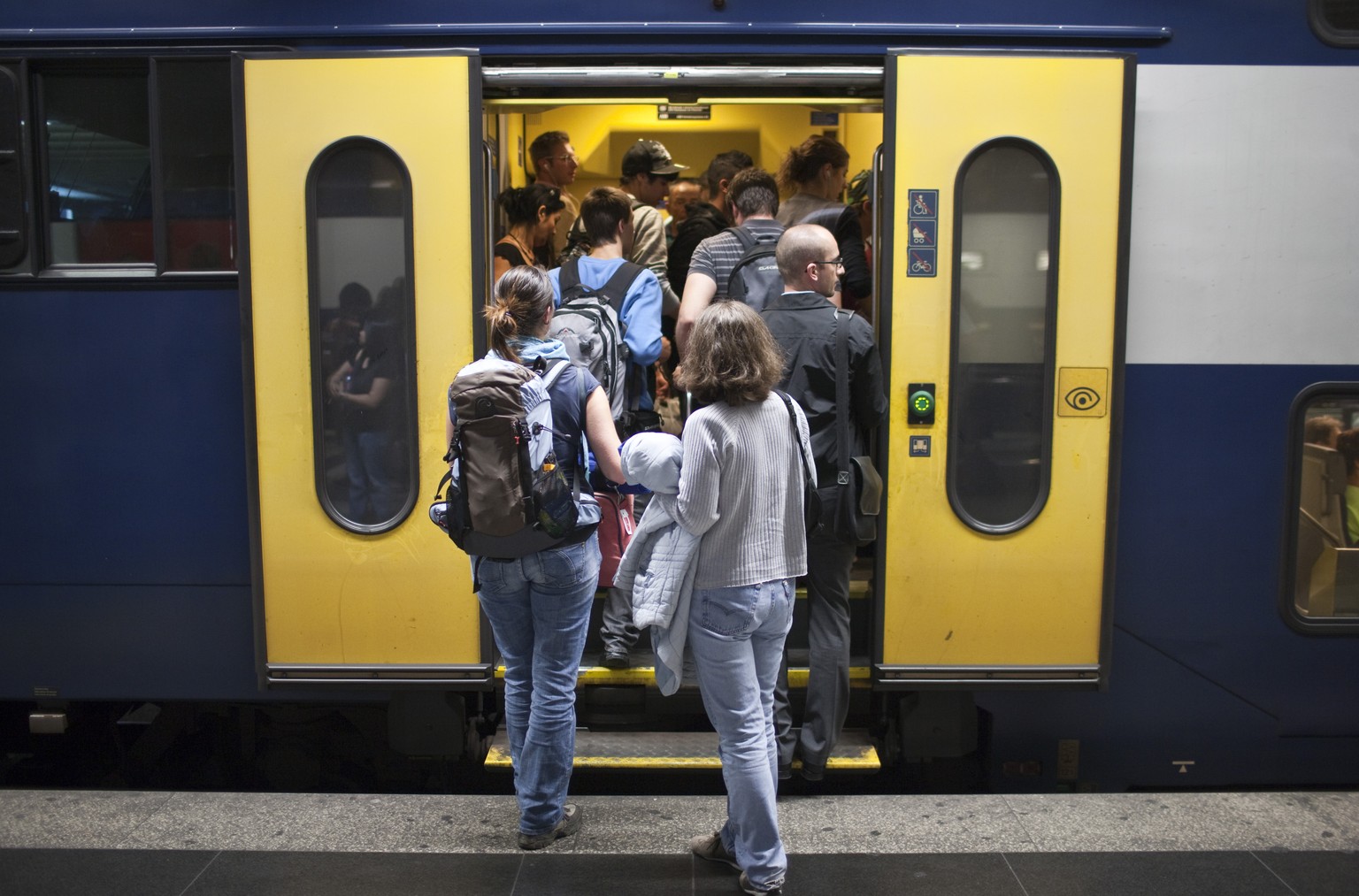 ARCHIV --- ZUM PILOTPROJEKT MOBILITY-PRICING STELLEN WIR IHNEN FOLGENDES BILD ZUR VERFUEGUNG --- Commuters get on a suburban train at Museumsstrasse train station in Zurich&#039;s main station, pictur ...