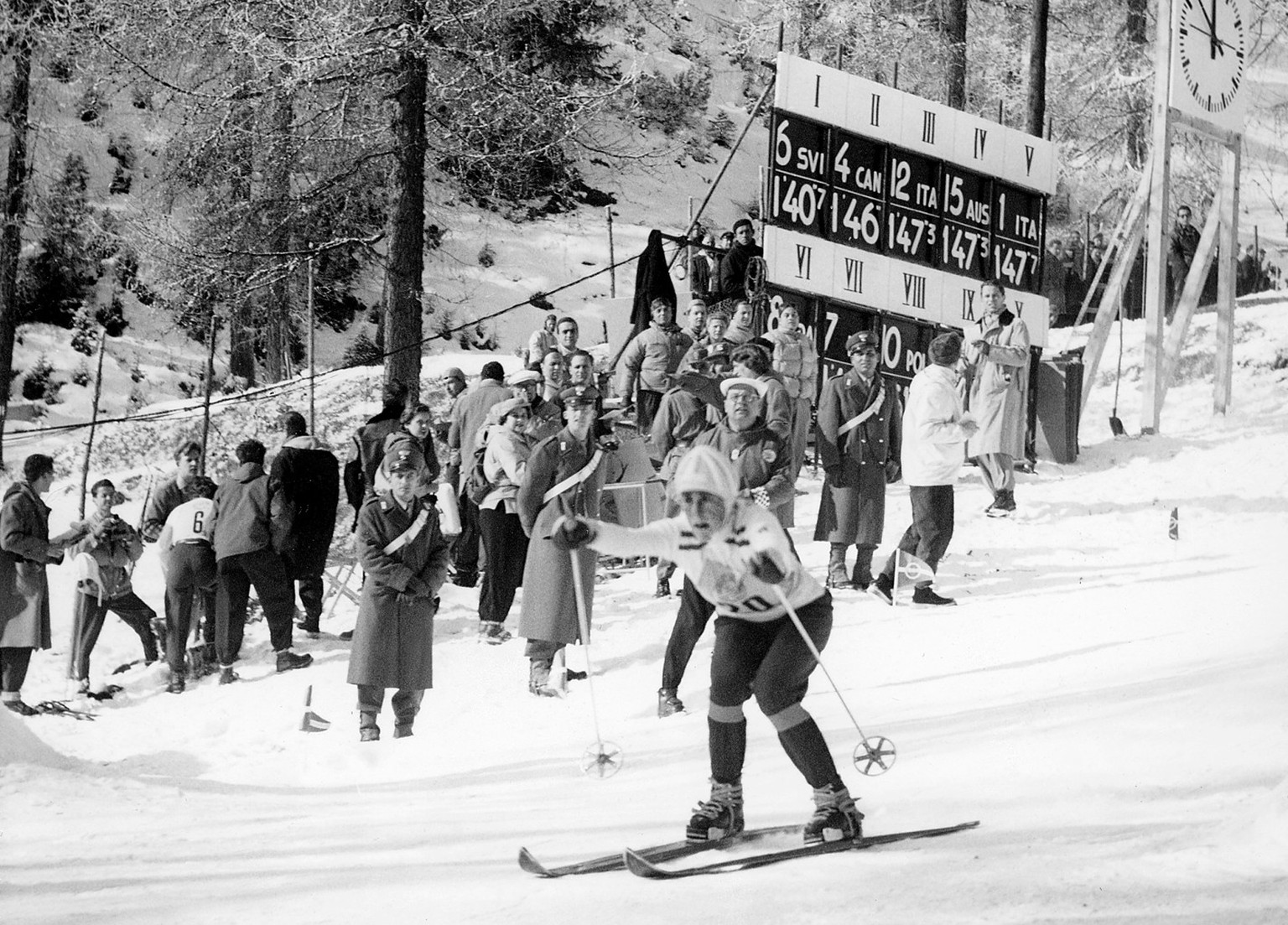 The Swiss ski racer Frieda Daenzer crosses the finish line of the downhill of the Olympic Winter Games in February 1956 in Cortina d'Ampezzo. Daenzer wins silver. (KEYSTONE/PHOTOPRESS ARCHIVE/Str ...