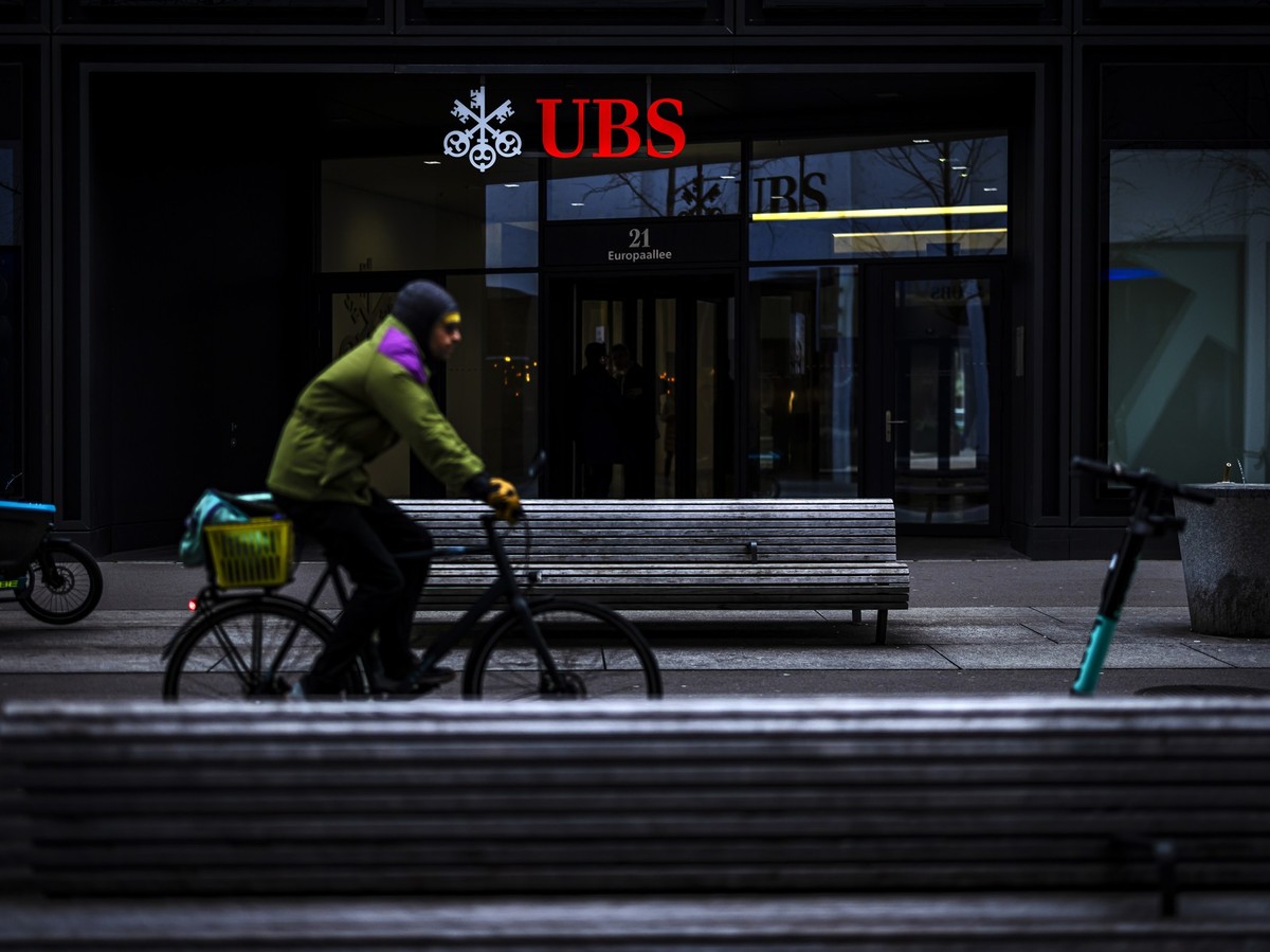 KEYPIX - A person rides a bicycle past a logo of the Swiss bank UBS in Zurich, Switzerland, on Tuesday, February, 4, 2025. (KEYSTONE/Michael Buholzer)