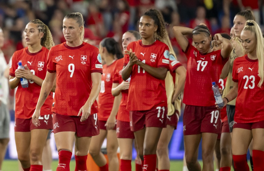 Switzerland&#039;s disappointed players thank the fans after losing the UEFA Women&#039;s EURO 2025 Group A soccer match between Switzerland and Norway at the St. Jakob-Park stadium in Basel, Switzerl ...