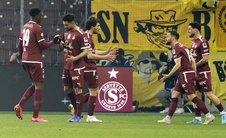 Servette&#039;s forward Alex Schalk, 2nd right, celebrates his goal with teammates after scoring the 1:0, during the Super League soccer match of Swiss Championship between Servette FC and BSC Young B ...
