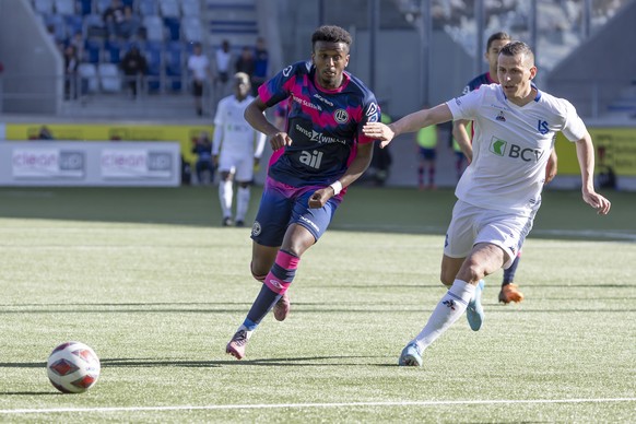 Lugano&#039;s midfielder Maren Haile-Selassie, left, fights for the ball with Lausanne&#039;s midfielder Stjepan Kukuruzovic, right, during the Super League soccer match of Swiss Championship between  ...