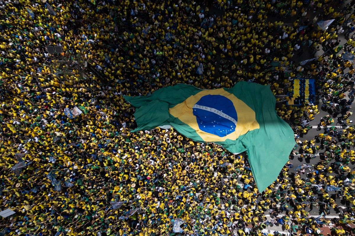 epa13314113 People attend the 'Bloco do 22' campaign event for Brazilian presidential candidate Flavio Bolsonaro in Sao Paulo, Brazil, 18 October 2026. The runoff for the 2026 Brazilian pres ...