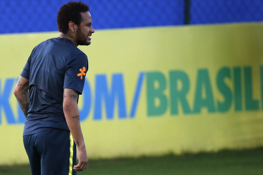 Brazil&#039;s soccer player Neymar grimaces after touching his knee during a practice session at the Granja Comary training center ahead of the Copa America tournament, in Teresopolis, Brazil, Tuesday ...