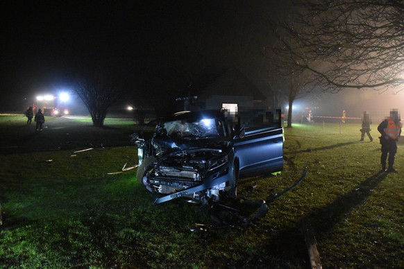 Vier Personen sind bei einem Verkehrsunfall am Sonntagabend in Kestenholz SO verletzt worden. Ein 20-jährige Lenker prallte mit seinem Auto ins Vereinslokal der örtlichen Modellfluggruppe, weil er die ...