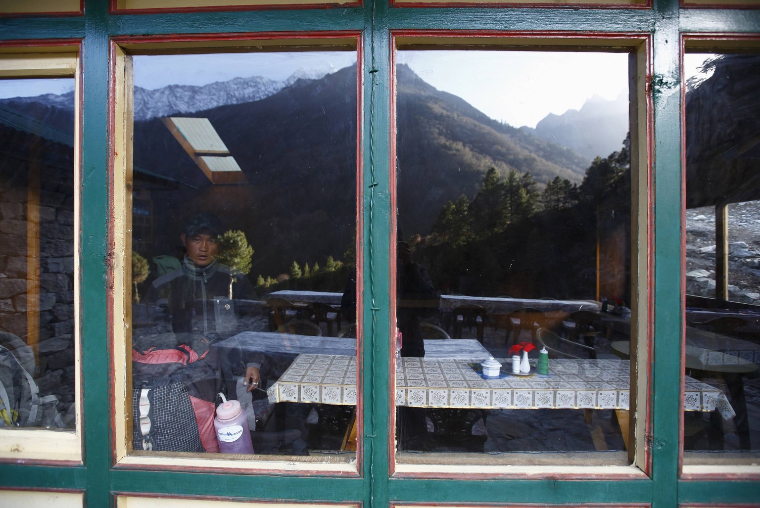 Ein Bergsteiger in Phunki Tenga, Solukhumbu, nach der Rückkehr vom Everest-Basiscamp.