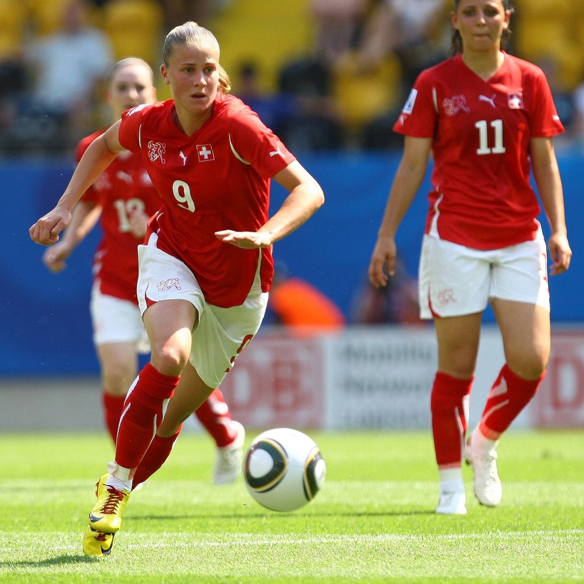 Bildnummer: 06177694 Datum: 14.07.2010 Copyright: imago/photoarena/Eisenhuth
14. Juli 2010: Dresden, Rudolf-Harbig-Stadion: FIFA U20 Frauen WM: Schweiz (rot) - S