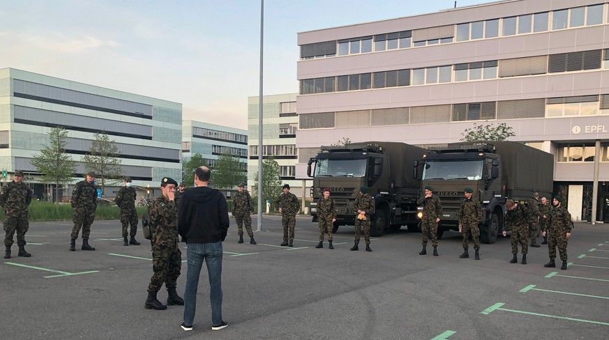 Der Schweizer EPFL-Professor Pascal Fua twittert zu diesem am Freitag gemachten Foto: «Die Armee ist hier, um uns bei der Durchführung eines COVID-Experiments (#D3PT) zu helfen, das dazu beitragen sol ...