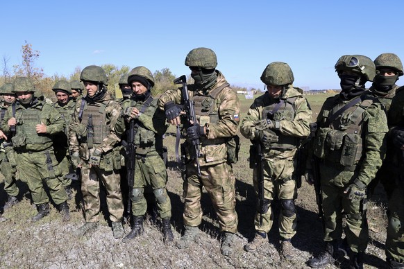 Russian army recruits listen to an instructor during a military training at a firing range in Donetsk People&#039;s Republic controlled by Russia-backed separatists, eastern Ukraine, Wednesday, Oct. 5 ...