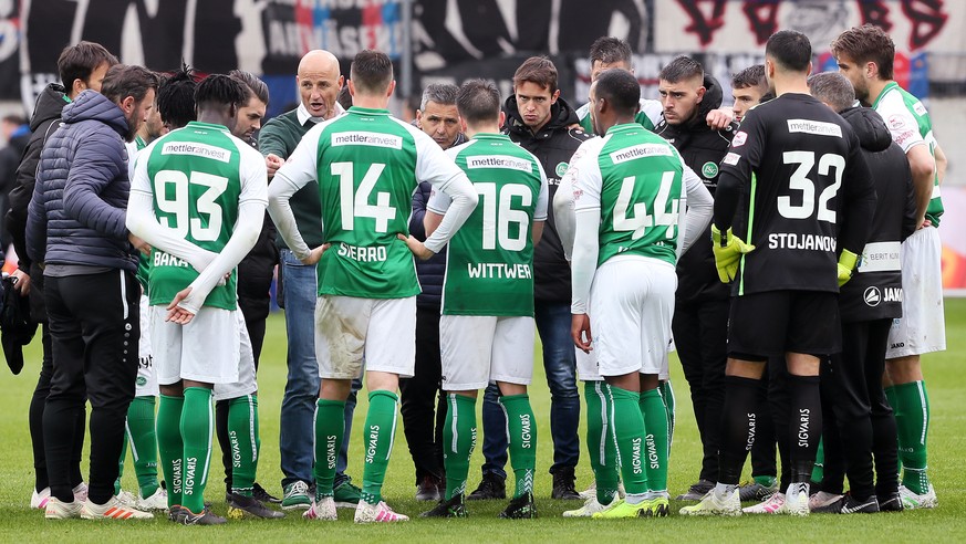 St. Gallen Trainer Peter Zeidler, Mitte, mit der Mannschaft nach Spielschluss, am Sonntag, 28. April 2019, beim Fussball Super-League Spiel zwischen dem FC St. Gallen gegen den FC Basel im Kybun-Park  ...