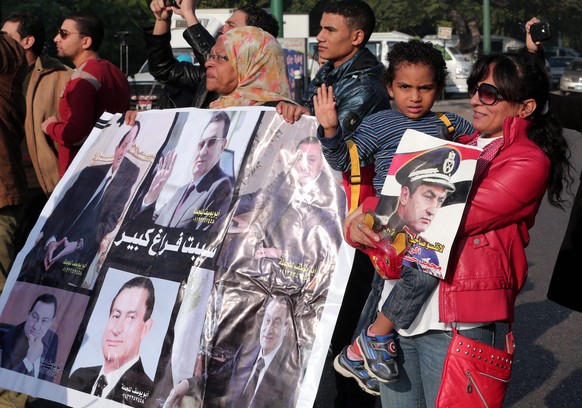 Unterstützer von Husni Mubarak freuen sich über den Freispruch.