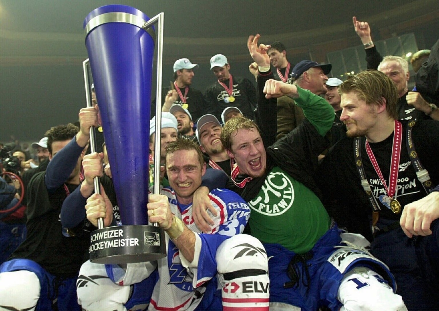 Jubel der ZSC-Spieler mit dem Meisterpokal Christian Weber, links, Mathias Seger, Mitte, und Ari Sulander, am Samstag, 1. April 2000, nach dem 4:3 Sieg gegen Lugano. (KEYSTONE/Walter Bieri) === ELECTR ...