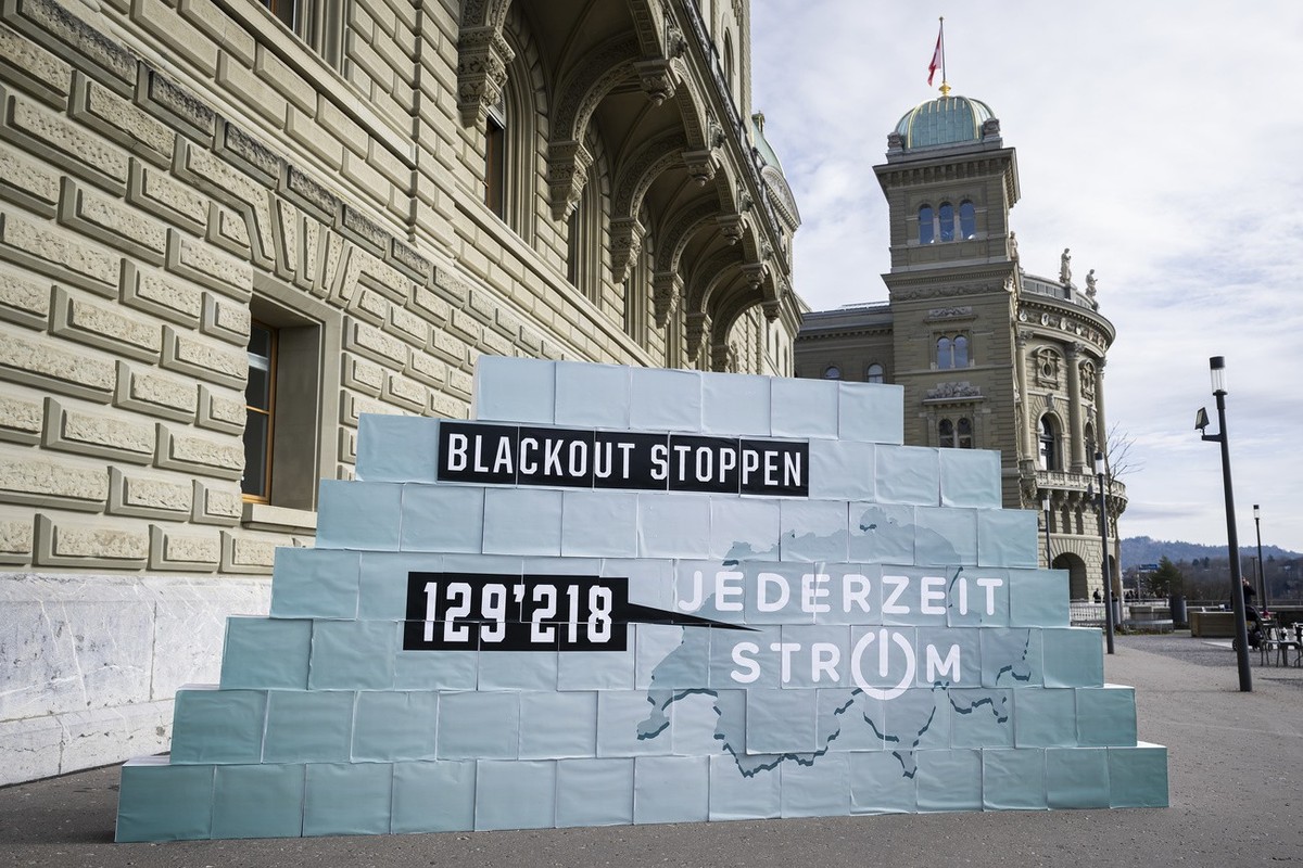 Die Schachteln mit den gesammelten Unterschriften stehen bereit, bei der Uebergabe fuer die Eidgenoessische Volksinitiative "Jederzeit Strom fuer alle", am Freitag, 16. Februar 2024, vor der ...