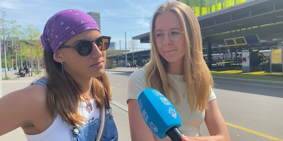 Ein Restaurant im Zürich nutzt eine Einstellung, die standardmässig zehn Prozent Trinkgeld verrechnet. Dies stösst einem Gast sauer auf. Eine Umfrage auf den Zürcher Strassen zeigt: Trinkgeld befürwor ...