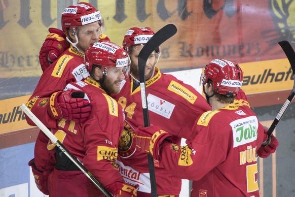 Tigers Eero Elo, Torschuetze zum 1:0, Nils Berger, Rob Schremp, Yves Mueller, von links, jubeln, waehrend dem Eishockey National League A Spiel, zwischen den SCL Tigers und dem EHC Biel, am Dienstag 2 ...