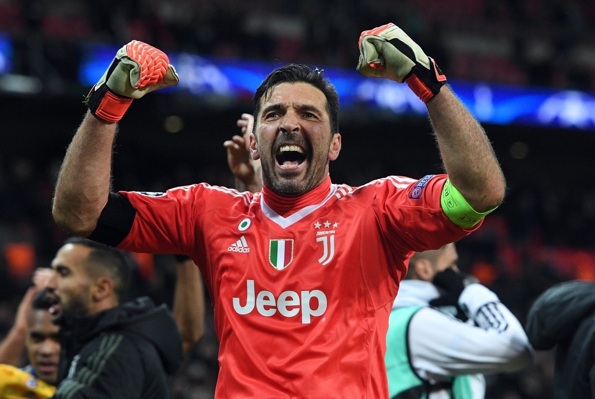 epa06587846 Juventus' Gianluigi Buffon celebrates after their 2-1 victory in the UEFA Champions League game between Tottenham Hotspur and Juventus in Wembley stadium in London, Britain, 07 March  ...
