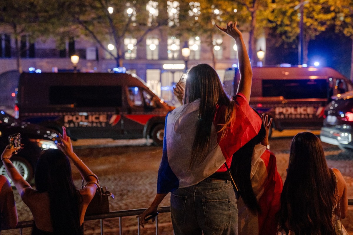 epa13101839 French fans celebrate their team on the Champs-Elysees avenue in Paris after winning the 2026 FIFA World Cup quarterfinal match against Morocco, July 10, 2026. EPA/Fadi Yousef
