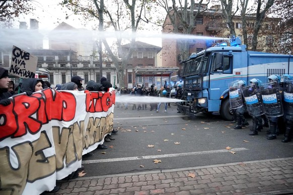 KEYPIX - epa12605501 Police deploys water cannon during clashes with protesters as part of a march following the Askatasuna social center's eviction, in Turin, Italy, 20 December 2025. Askatasuna ...