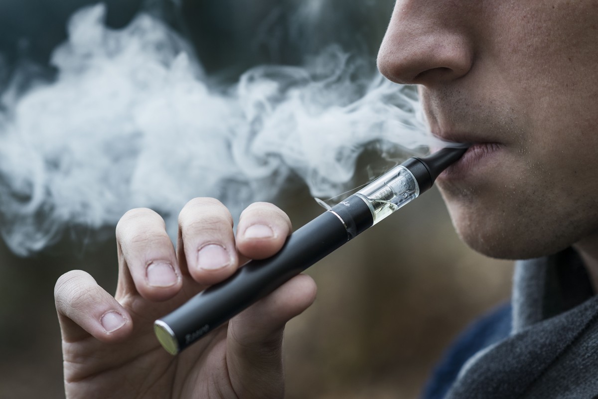 ARCHIVBILD ZUR MK DER SUCHTVERBAENDE UEBER DIE SCHWEIZER TABAKPOLITIK, AM DIENSTAG, 21. NOVEMBER 2017 - A man inhales from an e-cigarette in Zuerich, Switzerland, January 20, 2014. (KEYSTONE/Christian ...