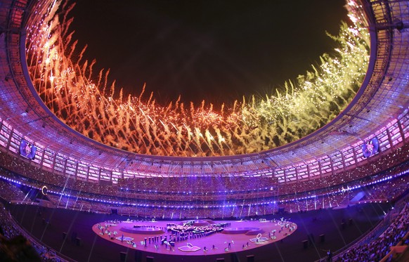 epa04823030 Fireworks illuminate the sky over the Baku Olympic Stadium during the closing ceremony of the Baku 2015 European Games in Baku, Azerbaijan, 28 June 2015. EPA/SERGEY DOLZHENKO