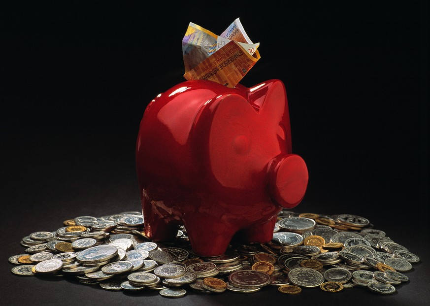 [Stockbild] Piggy Bank. Sparschwein. Money. Geld. Coins. Muenzen. Cash. Bargeld. Banknote. Geldschein. Zehnernote. Zehner. Einwurf. Schlitz. 9. September 2002. (KEYSTONE/Gaetan Bally) : DIA, Mittelfor ...
