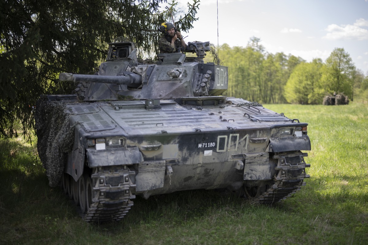 Soldaten auf einem Schuetzenpanzer 2000 am Truppenversuch TRIAS 25 der Schweizer Armee, am Donnerstag, 1. Mai 2025, auf dem Truppenuebungsplatz in Allentsteig, Oesterreich. Die Schweizer Armee trainie ...
