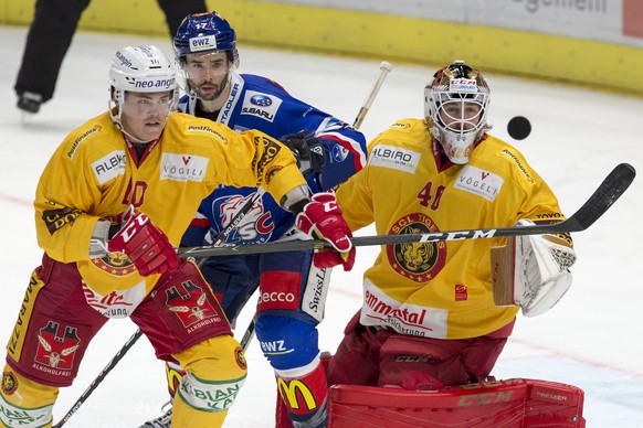 ZSC Lions Stuermer Ryan Shannon, Mitte, gegen SCL Tigers Verteidiger Ville Koistinen, links, und Torhueter Damiano Ciaccio, rechts, waehrend dem Eishockey-Meisterschaftsspiel der National League A zwi ...