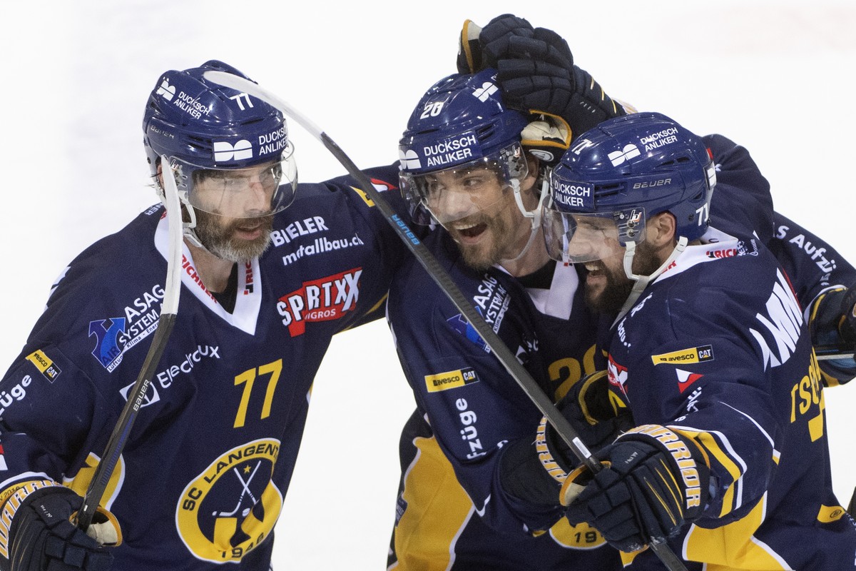Langenthals, Philipp Rytz, Robin Leblanc, Stefan Tschannen, von links, jubeln beim 2:1, waehrend dem vierten Playoff Finalspiel der Swiss League, zwischen dem SC Langenthal und dem HC La Chaux de Fond ...
