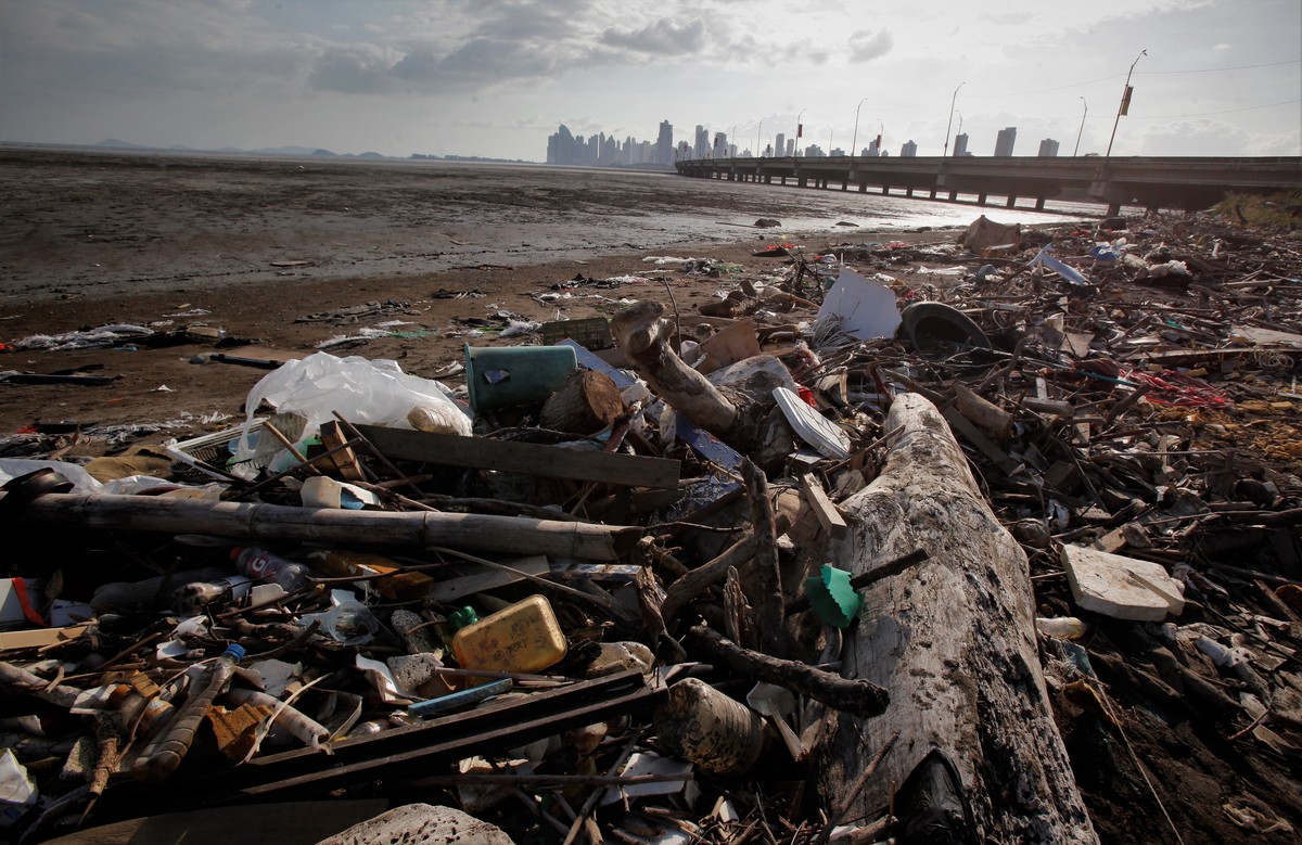 epa10499652 Garbage and debris piles up on the shoreline in the Bay of Panama, in Panama City, Panama, 01 March 2023 (Issued 02 March 2023). The eighth session of the Our Ocean world conference began  ...