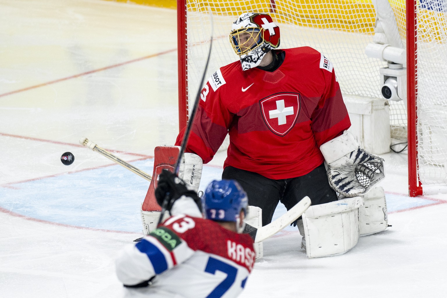 Switzerland&#039;s Goalkeeper Leonardo Genoni, right, in action against Czech Republic&#039;s Ondrej Kase during the Ice Hockey World Championship group A preliminary round match between Switzerland a ...