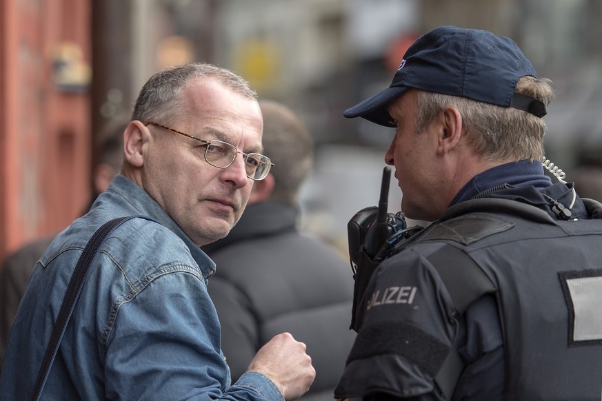 Der Basler Grossrat Eric Weber, links, der Initiant der zunaechst bewilligten und dann zurueckgezogenen Pegida Demonstration in Basel, spricht mit einem Polizisten am Mittwoch, 3. Februar 2016. Ein gr ...