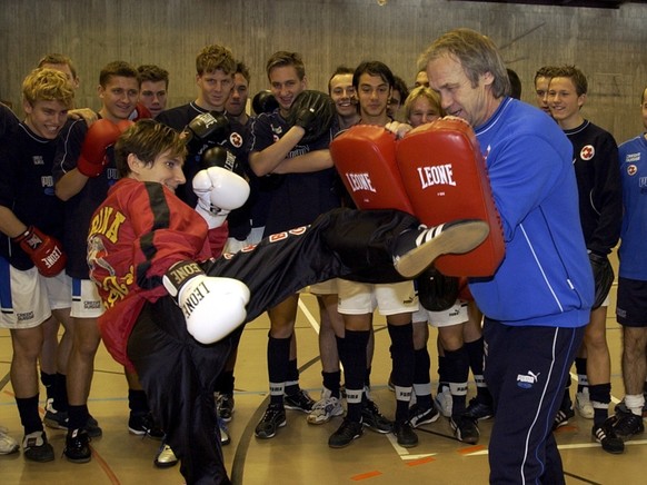 Trainingslager der U18 Fussball Nationalauswahl, am Donnerstag 15. Januar 2004, im Nationalen Jugend- und Sportzentrum von Tenero, Tessin. Das Training fuehrte die Schweizer Ex-Weltmeisterin im Kickbo ...