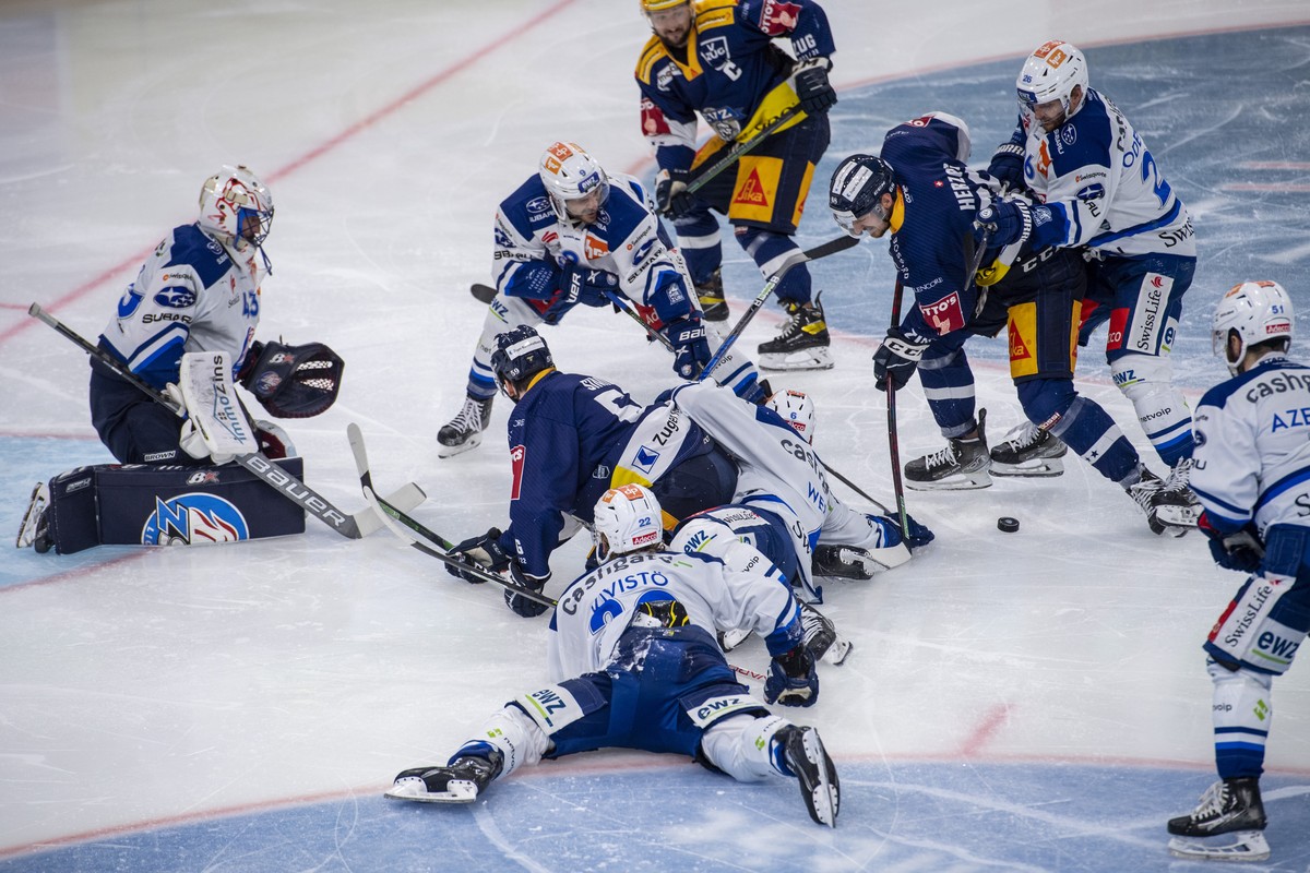 Fabrice Herzog, rechts, von Zug im Spiel gegen Torhueter Jakub Kovar, links, vom ZSC beim Eishockey Playoff-Finalspiel, Spiel 7, der National League zwischen dem EV Zug und den ZSC Lions am Sonntag, 1 ...